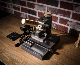 スタンピングマシン